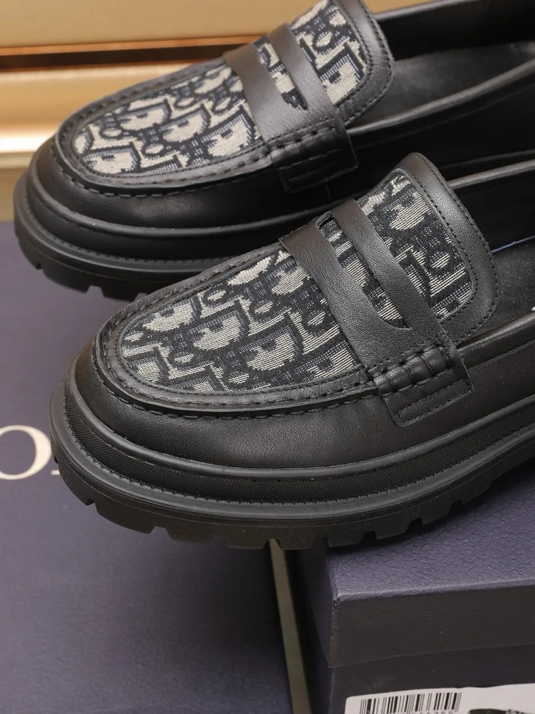 Factory P460💰[Dior] men's classic Loaf leather shoes🇺🇸 are on sale at the same time, original Italian brand · brand totem cloth sewn with brand cloth label · paired with calfskin · (high-end, extravagant and classy) exquisite workmanship (original lining) sole: original factory special rubber concave and convex outsole ⚠️ outsole. Comfortable, wear-resistant, non-slip, real shot 🎬 Can be worn with casual clothes or suits. Size: 38-44 (46.46 customized)